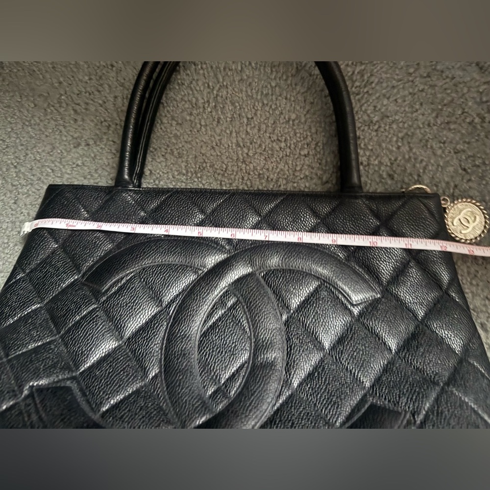 Vintage Chanel Medallion bag - Picture 4 of 6